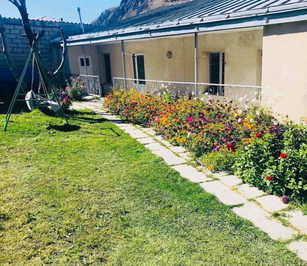 Mikheil Pitskhelauri Guest House Kazbegi Kültér fotó